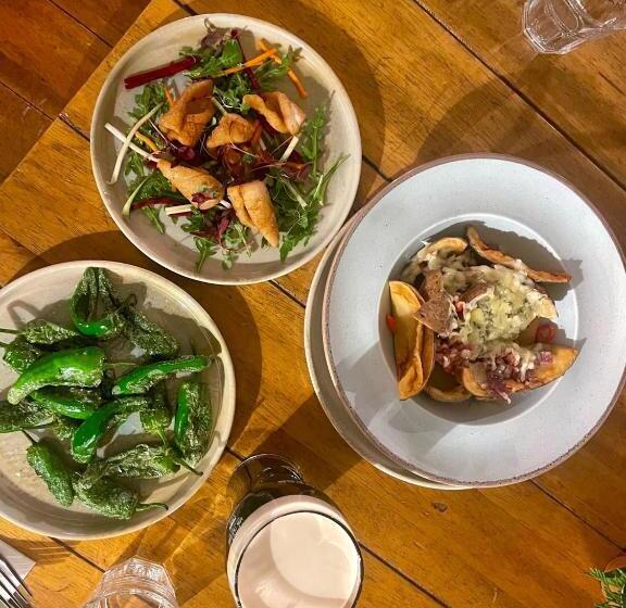 בית מלון כפרי The Golden Cross