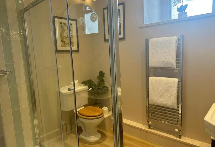 בית מלון כפרי The Golden Cross