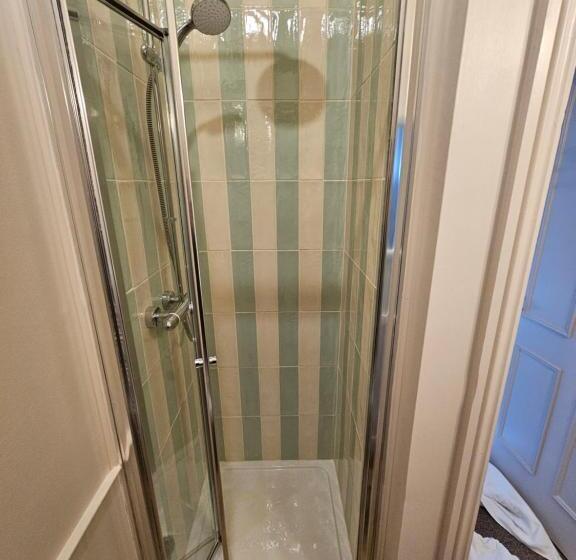 בית מלון כפרי The Golden Cross