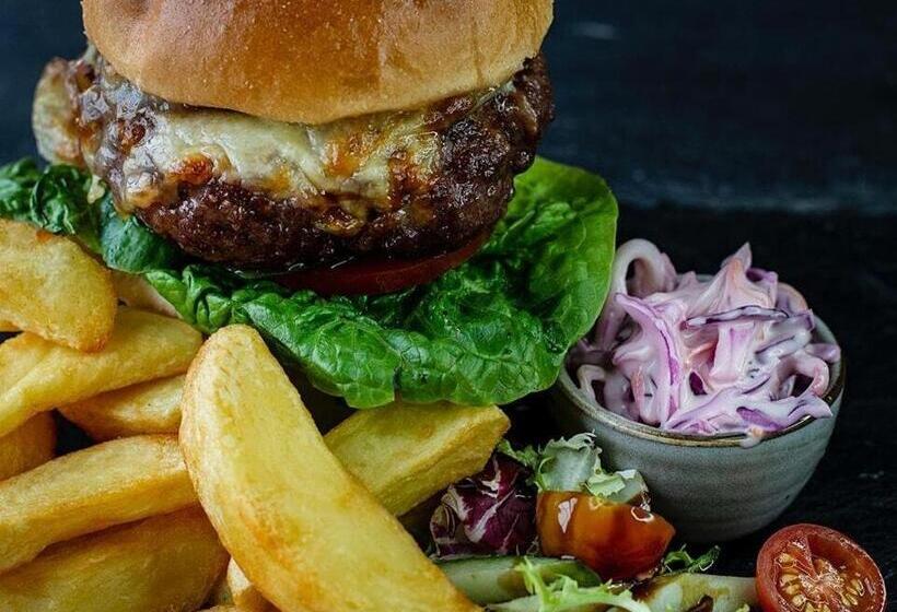 هتل The Okeover Arms