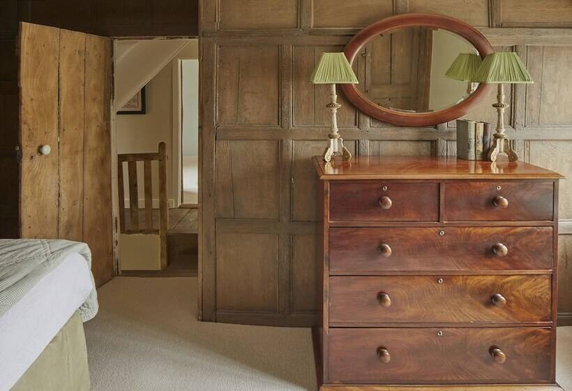 فندق The Three Daggers