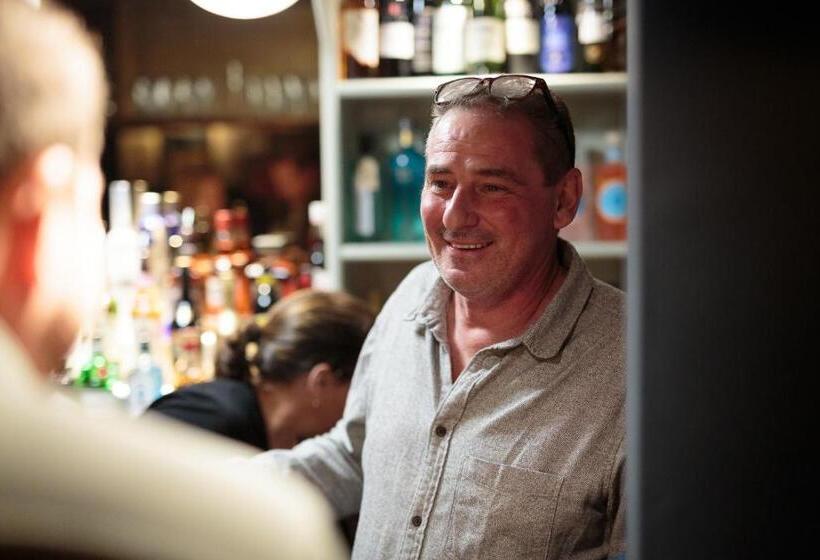 בית מלון כפרי The Three Horseshoes East Worldham