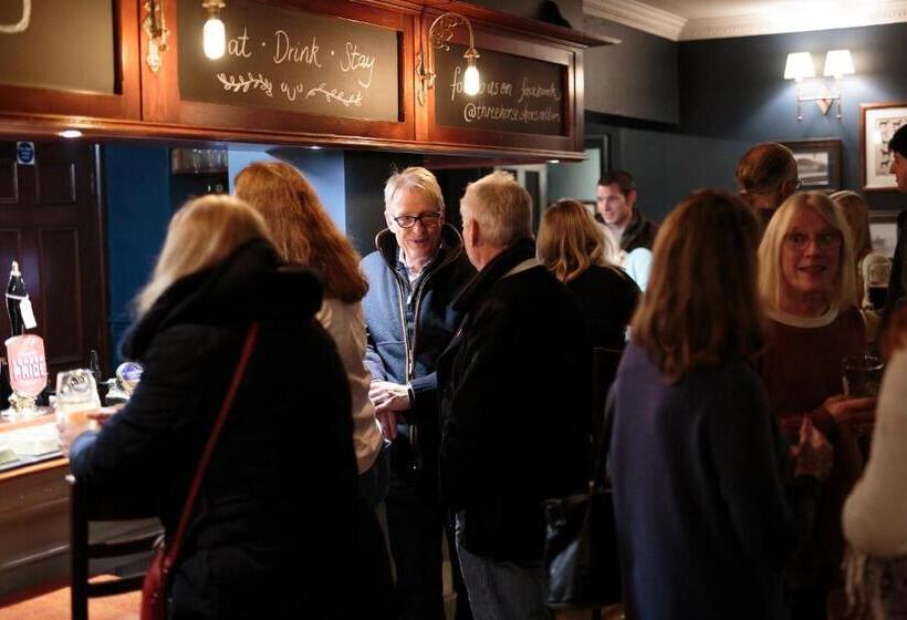 בית מלון כפרי The Three Horseshoes East Worldham