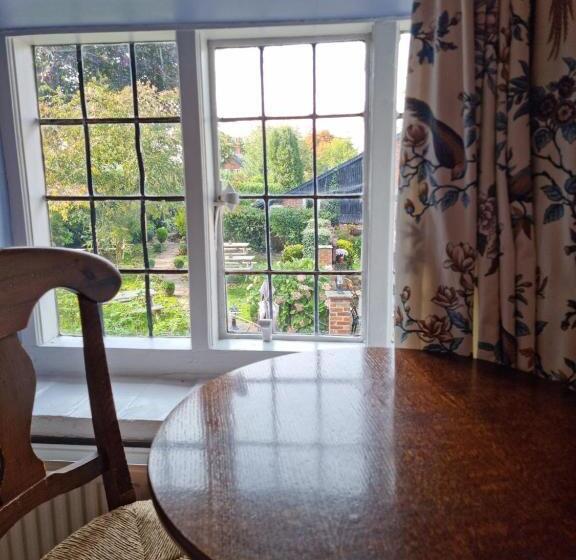 בית מלון כפרי The Three Horseshoes East Worldham