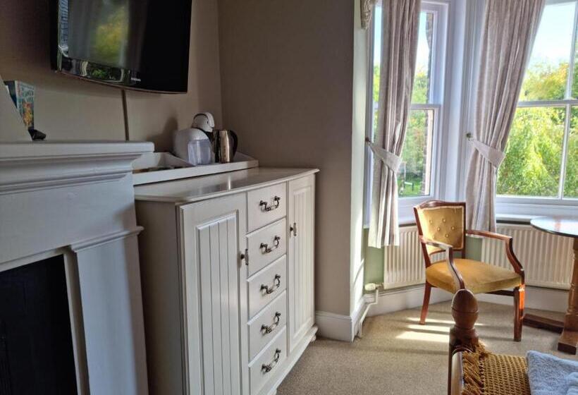 בית מלון כפרי The Three Horseshoes East Worldham