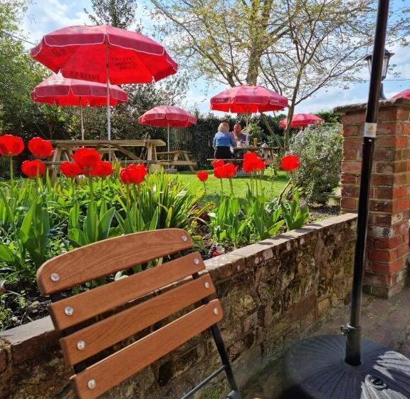 בית מלון כפרי The Three Horseshoes East Worldham