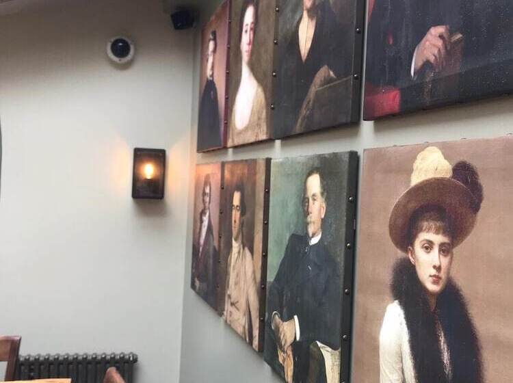 בית מלון כפרי The Three Pigeons Inn