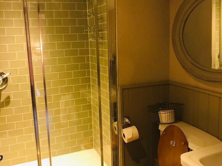 בית מלון כפרי The Three Pigeons Inn