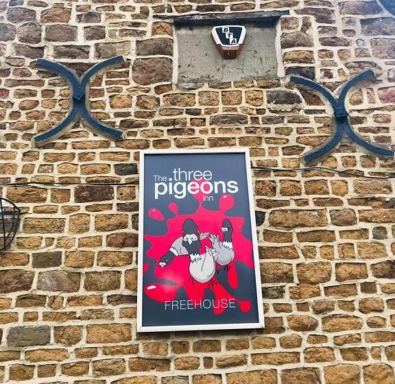 בית מלון כפרי The Three Pigeons Inn