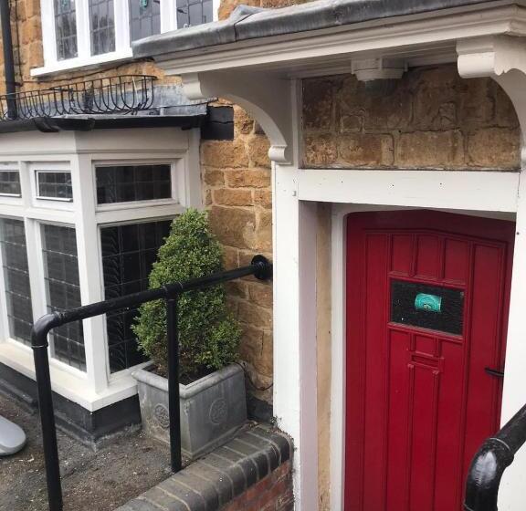 בית מלון כפרי The Three Pigeons Inn