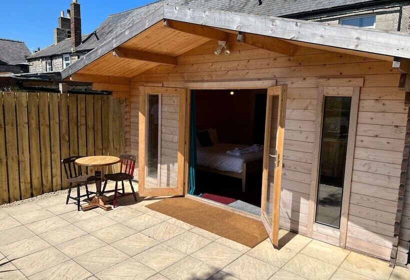 Отель Three Wheat Heads