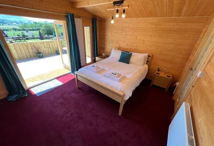 Отель Three Wheat Heads