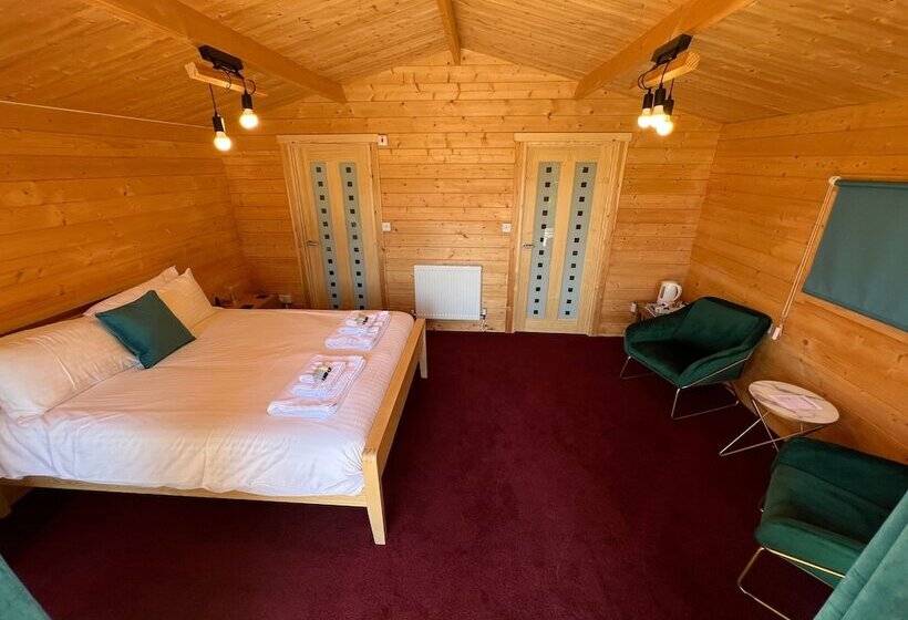 Отель Three Wheat Heads