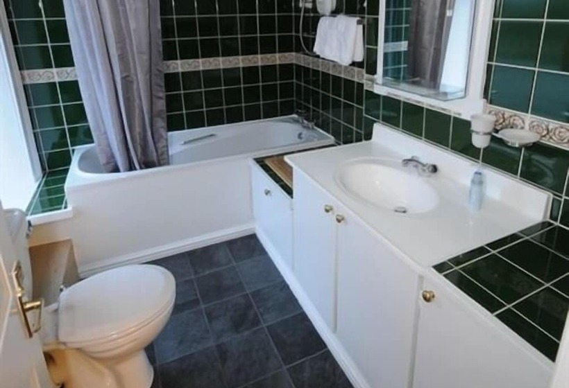 Отель Three Wheat Heads