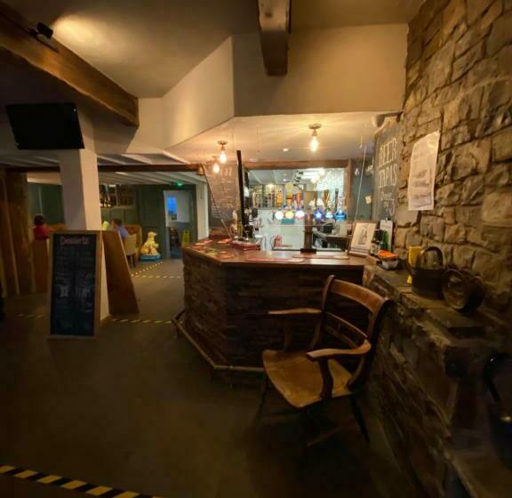 호텔 Three Horseshoes Country Inn