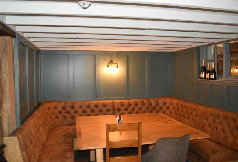 호텔 Three Horseshoes Country Inn