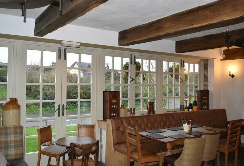 호텔 Three Horseshoes Country Inn