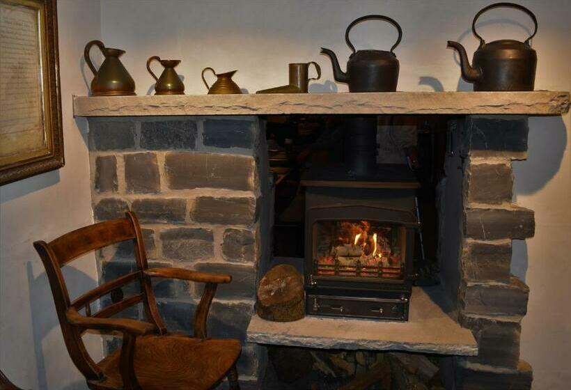 호텔 Three Horseshoes Country Inn