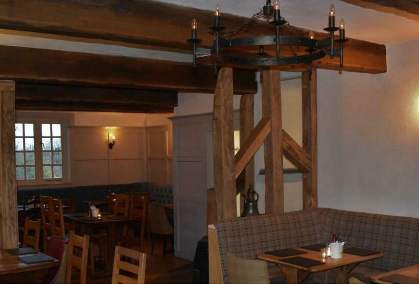 호텔 Three Horseshoes Country Inn