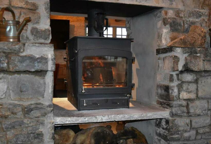 호텔 Three Horseshoes Country Inn