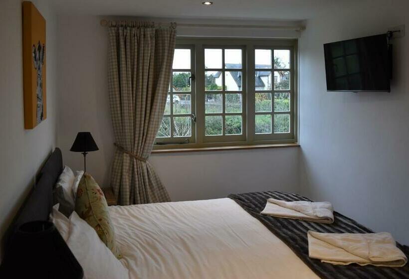 호텔 Three Horseshoes Country Inn