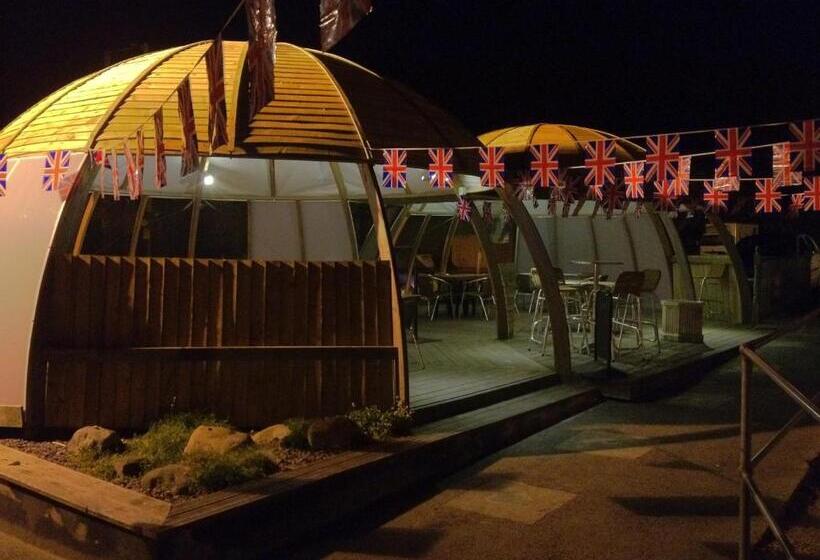 호텔 Three Horseshoes Country Inn