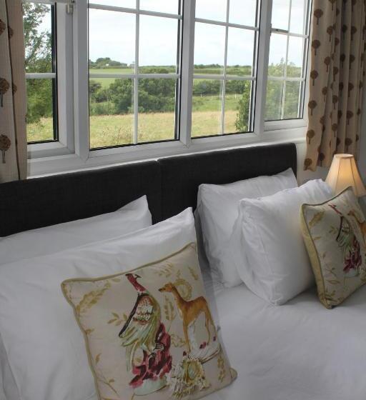 호텔 Three Horseshoes Country Inn