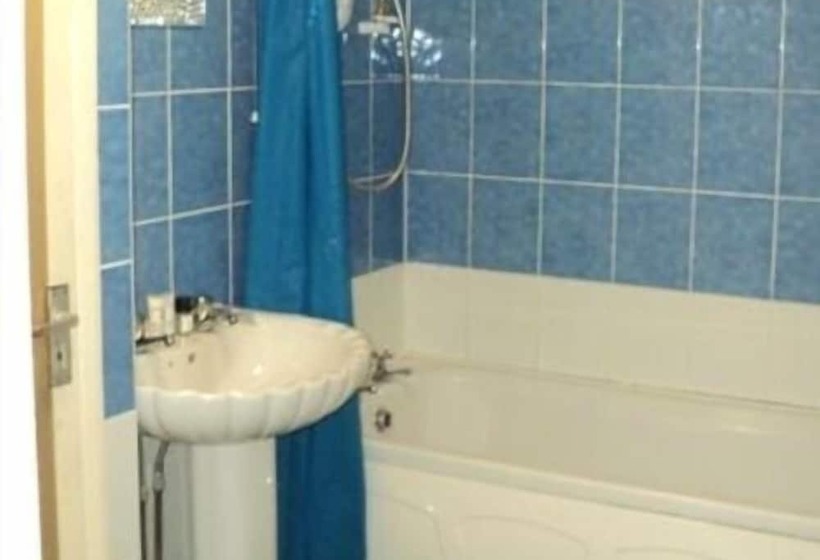 בית מלון כפרי Three Horseshoes Inn