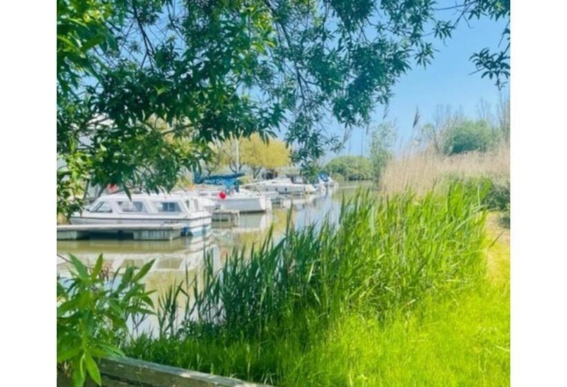 ホテル Waveney Inn &