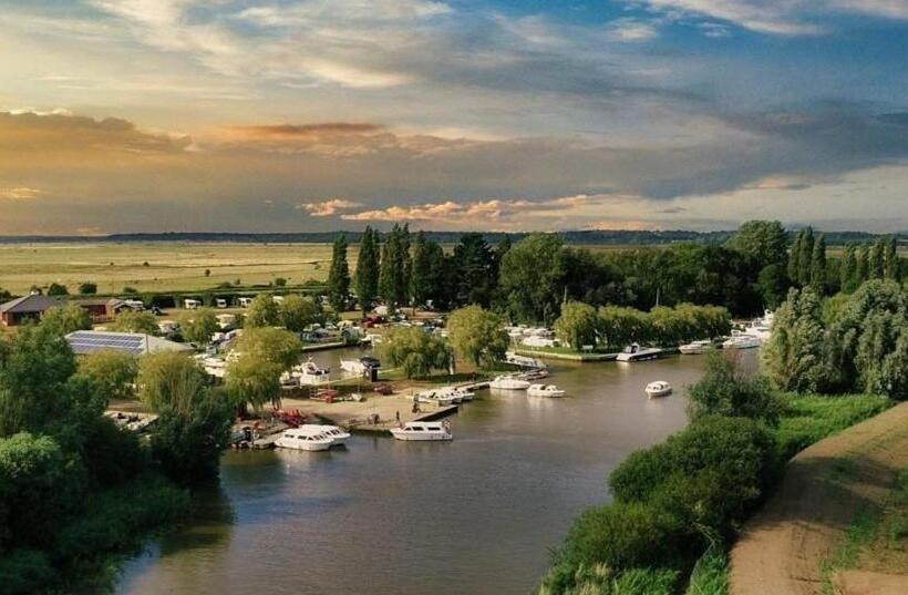 ホテル Waveney Inn &