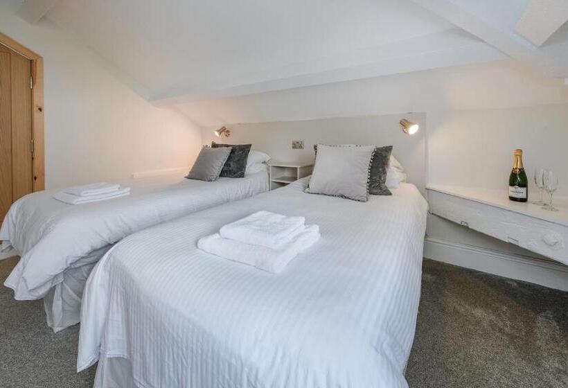 Отель Woodlands Hall