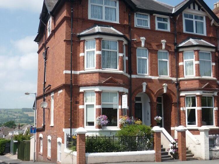 بنسيون Greylands Guest House