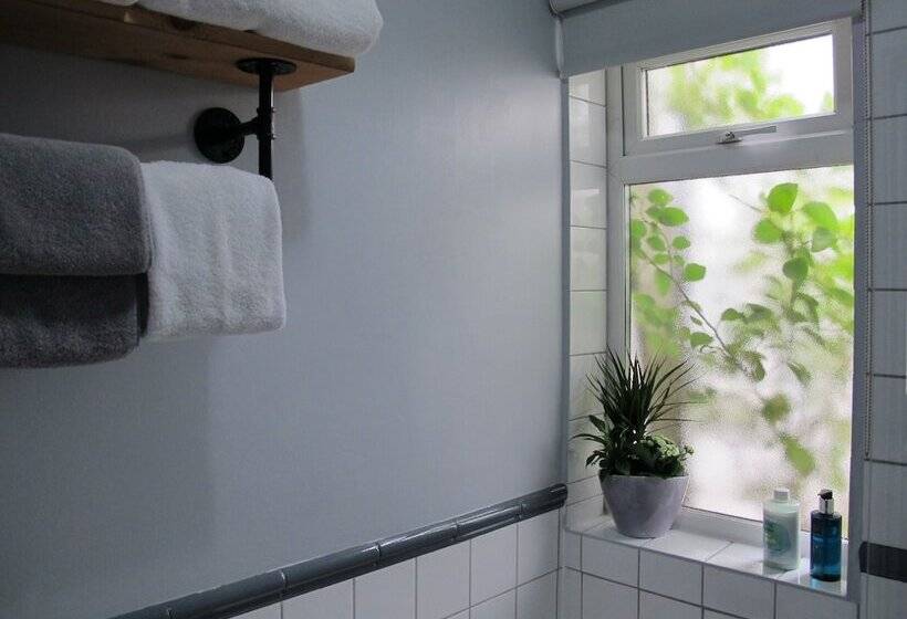 פנסיון Stone S Throw Guesthouse