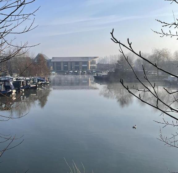 پانسیون The Cottage