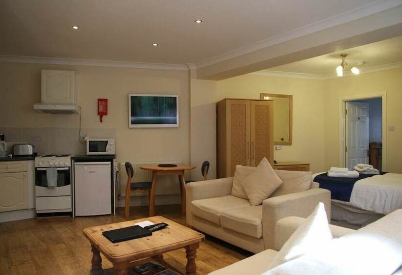 פנסיון The Gables Guest House