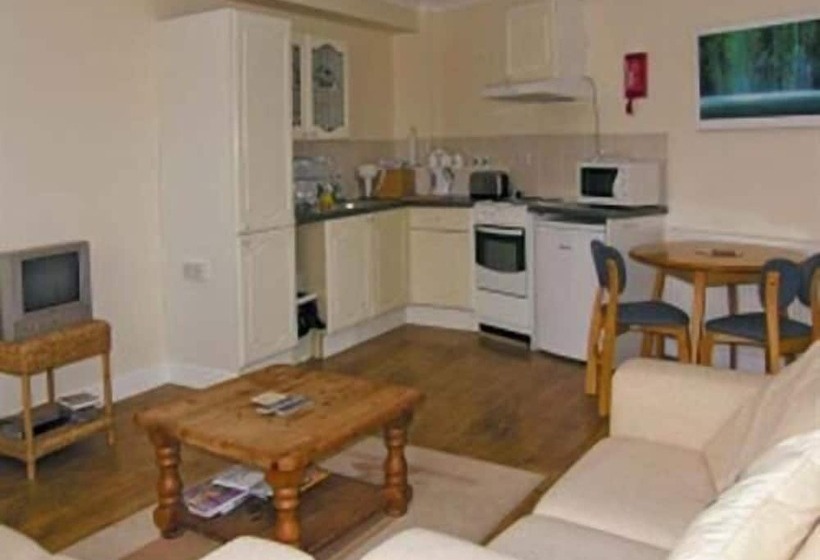 פנסיון The Gables Guest House