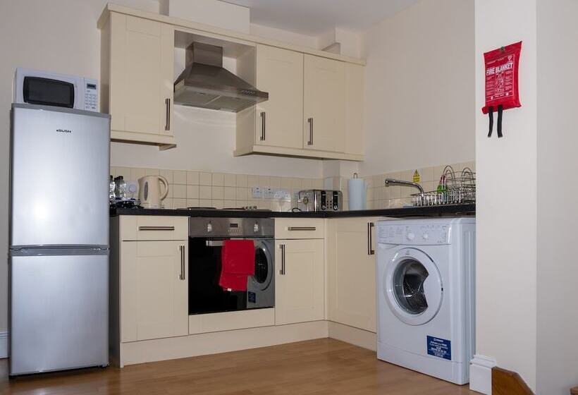 פנסיון The Lawns Guest House