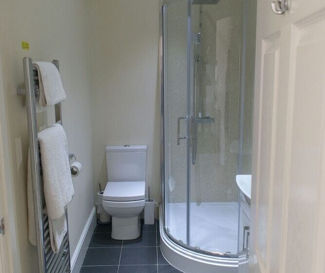 פנסיון The Lawns Guest House