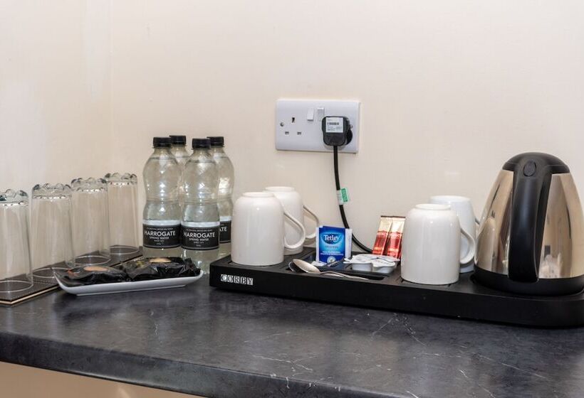 פנסיון The Lawns Guest House