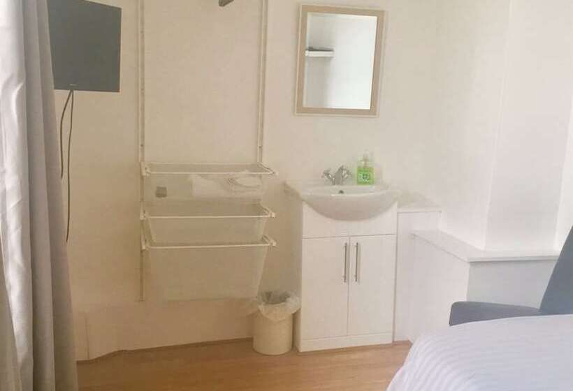 بنسيون Trinity Guest House