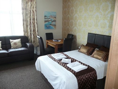 Pier View And Apartments