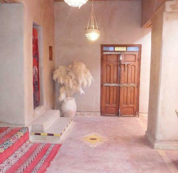 تختخواب و صبحانه Dar Paru