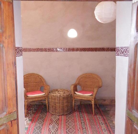 تختخواب و صبحانه Dar Paru