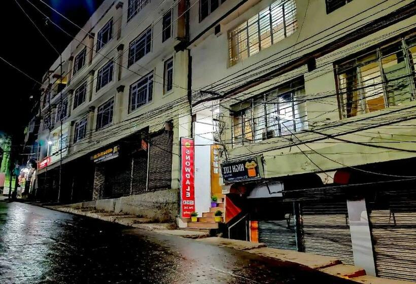 هتل Oyo 82479 Snowdale Residency