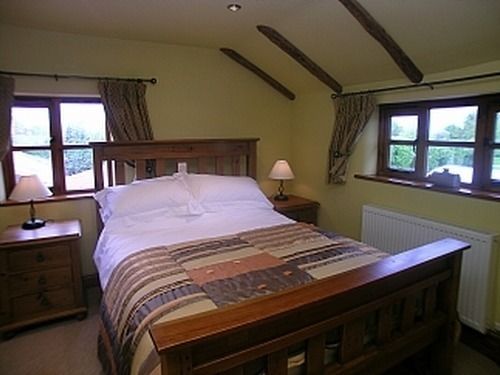 Bed and Breakfast Box Bush Cottage