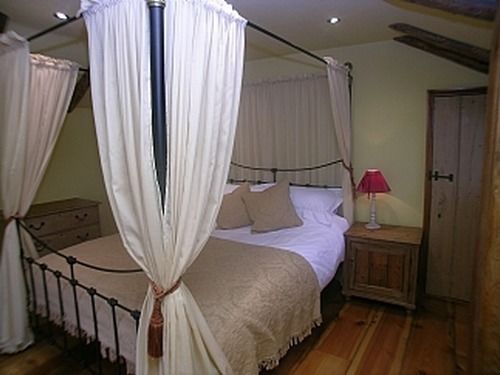 Bed and Breakfast Box Bush Cottage