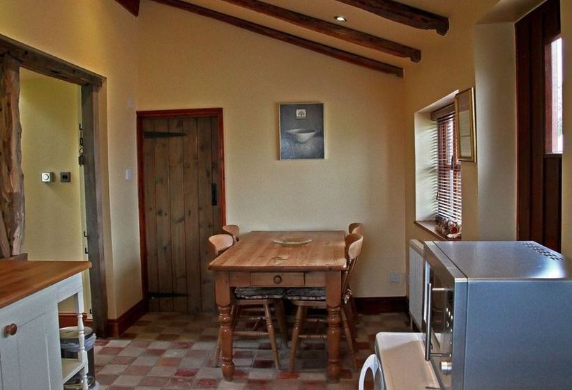 Bed and Breakfast Box Bush Cottage