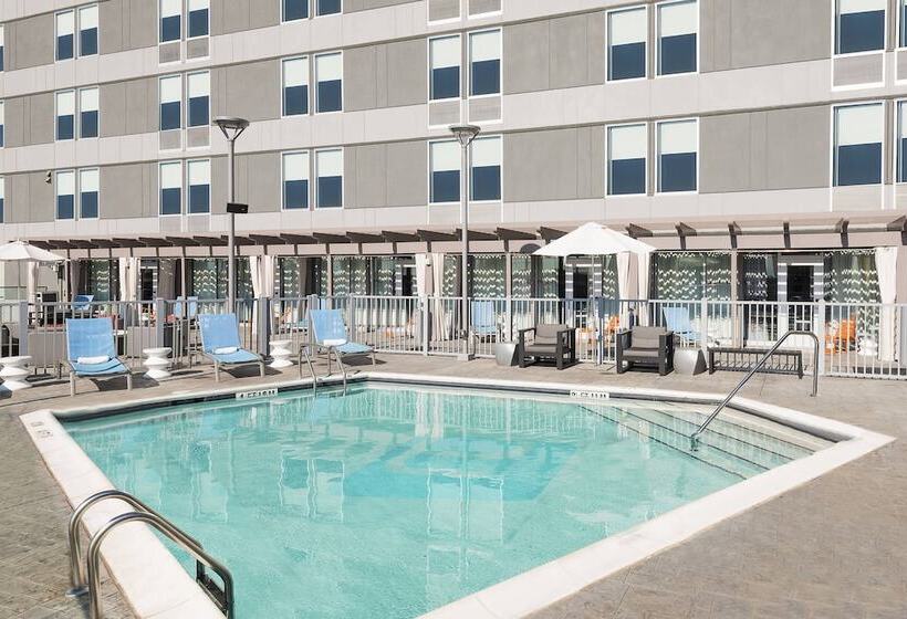 Отель Aloft Greenville Downtown