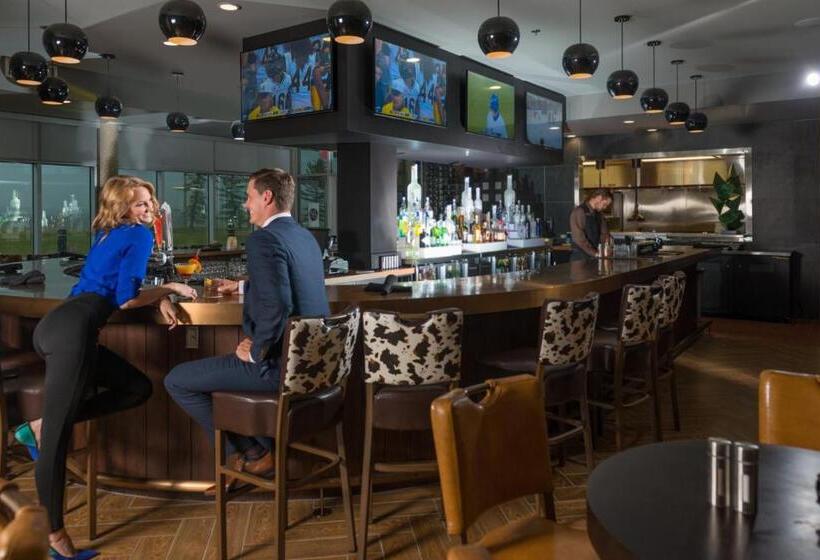 Applause Hotel Calgary Airport By Clique