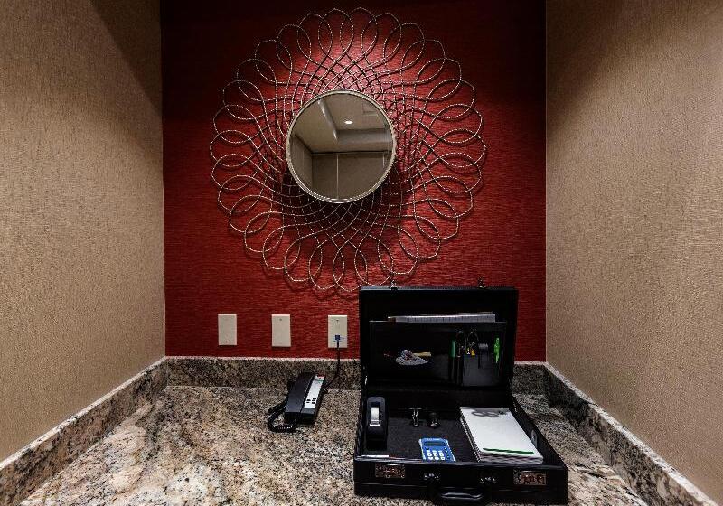 فندق Crowne Plaza Shenandoah   The Woodlands